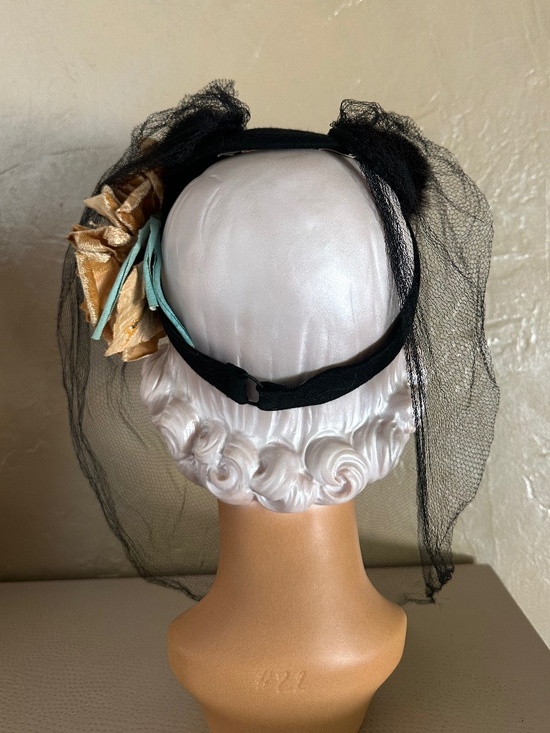 EXQUISITE 1940\'S BLACK FELT & MINK TILT HAT + FABRIC ROSES, STEMS & FULL VEIL main image 13